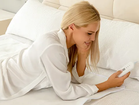 Polyester blanc électrique sous la couverture